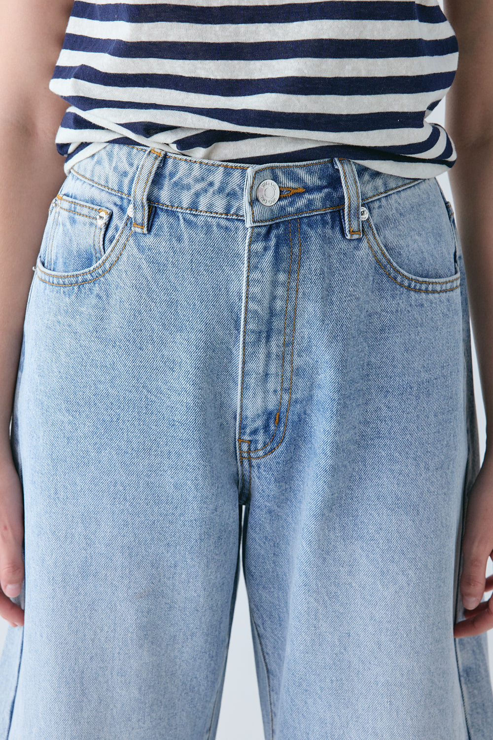 Sami Mid Rise Barrel Denim Jeans Washed Blue