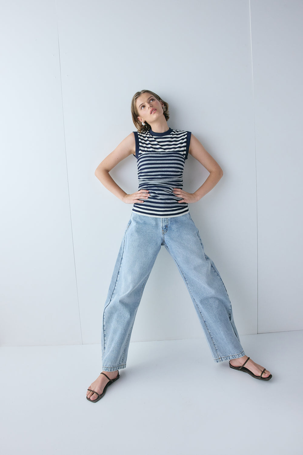 Sami Mid Rise Barrel Denim Jeans Washed Blue
