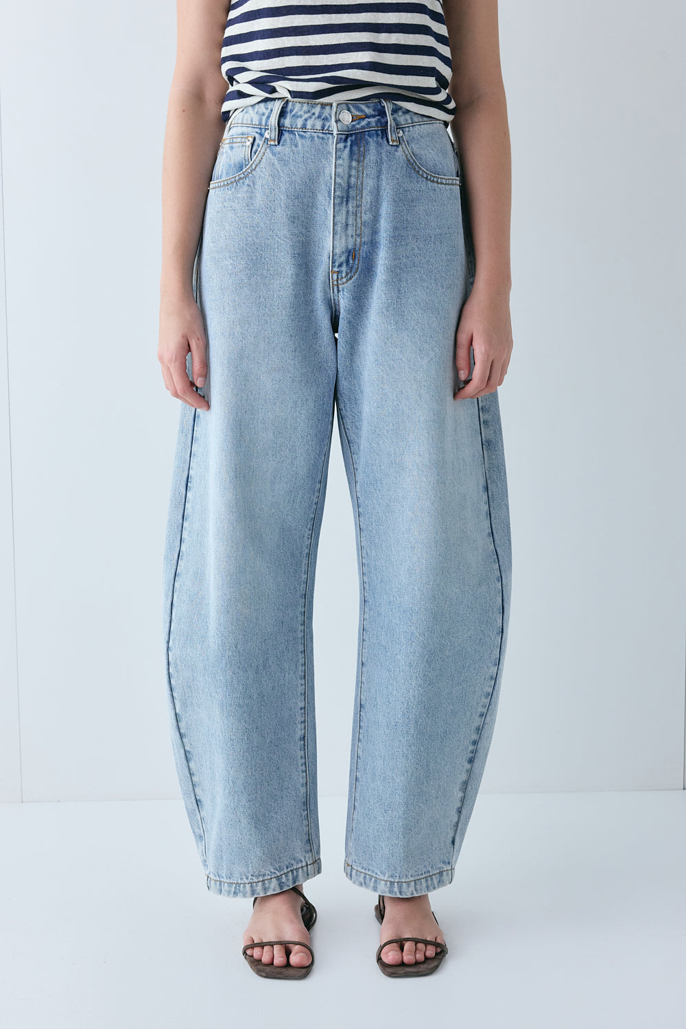 Sami Mid Rise Barrel Denim Jeans Washed Blue